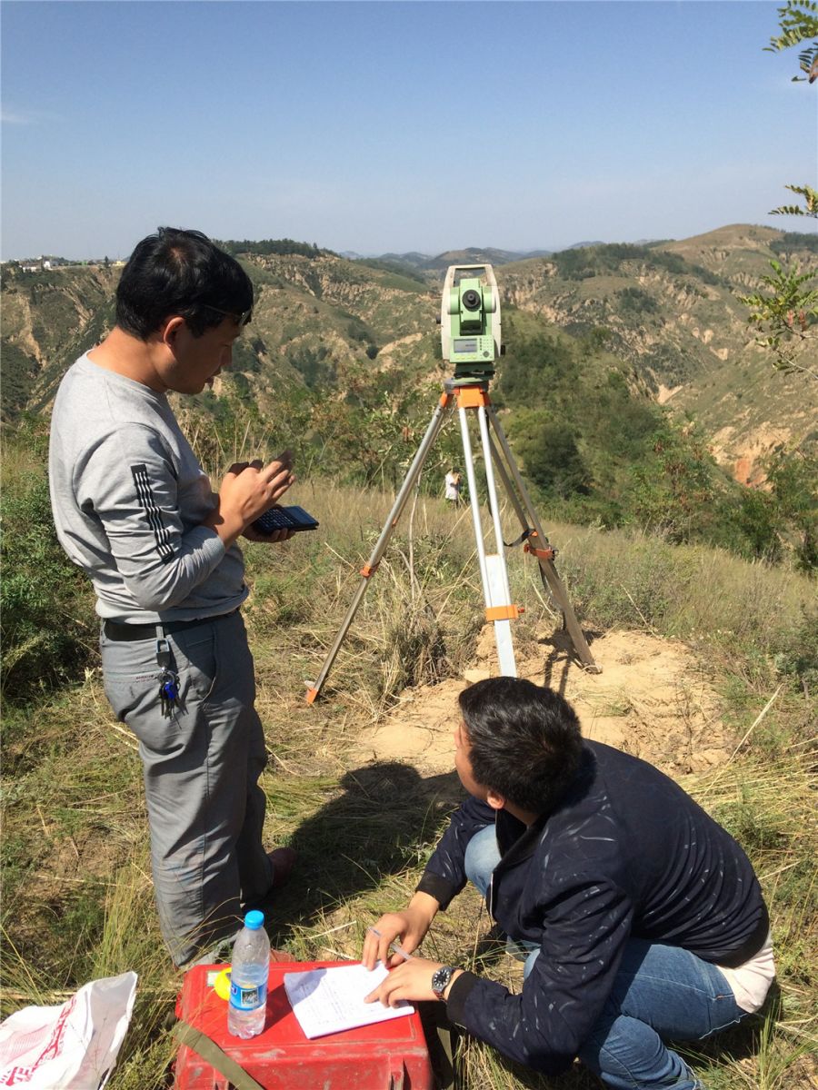 禾草沟煤矿油气井灾害防治课题组野外勘测实录